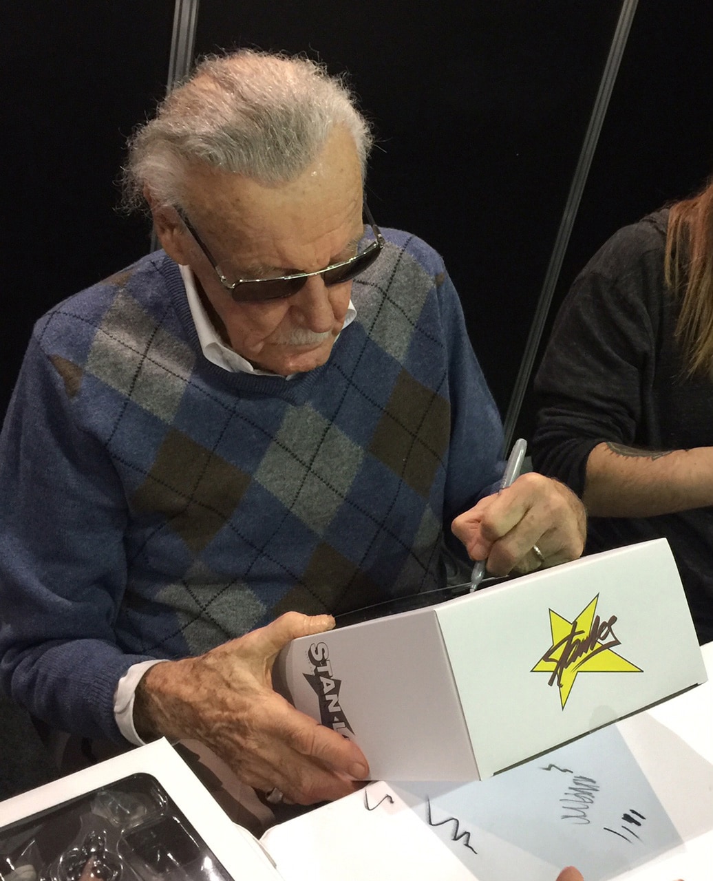 本人のサイン入り！スタン・リーのフィギュアが30体限定で販売 - 映画