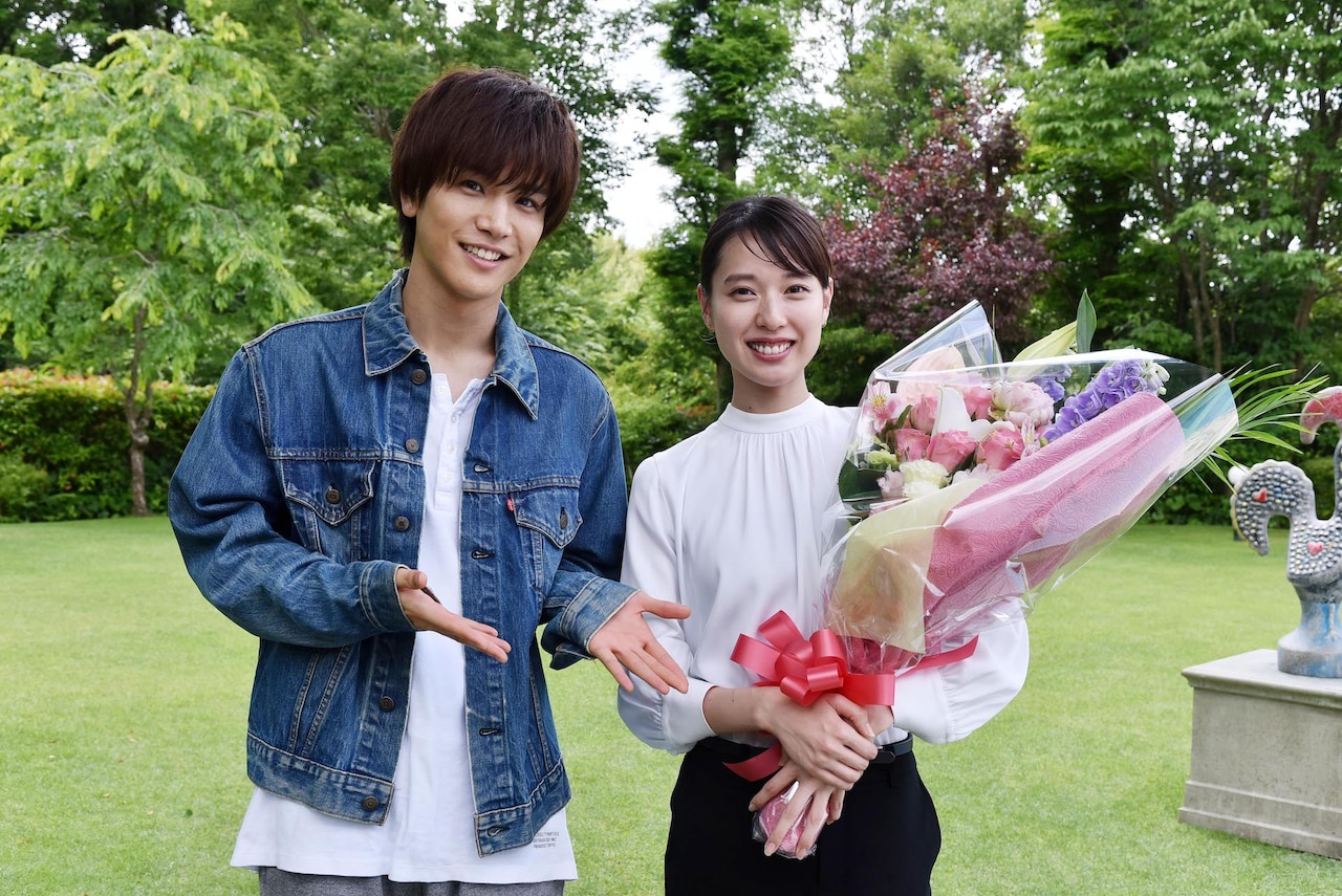 崖っぷちホテル！」戸田恵梨香がクランクアップ、岩田剛典から花束