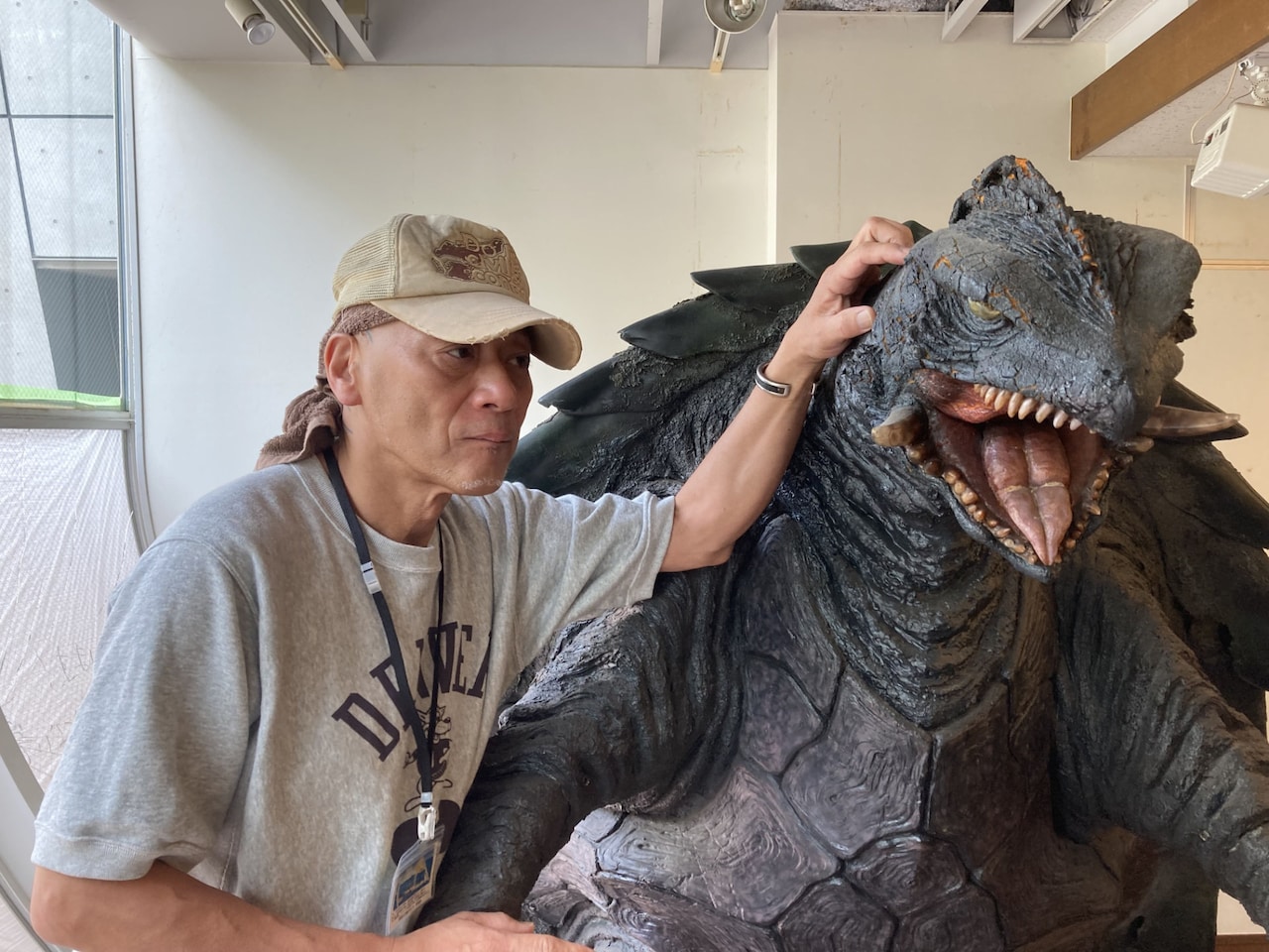 ガメラ3」着ぐるみの現状視察に訪れた原口智生。 [画像ギャラリー 3/7