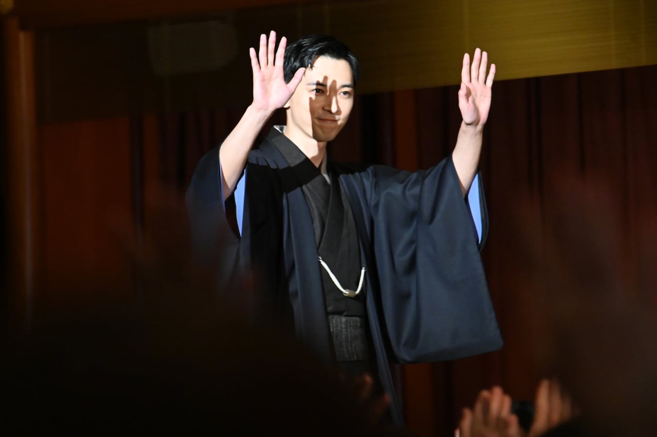 映画「国宝」歌舞伎座大晦日特別上映会の様子。鳥屋口から花道を通って