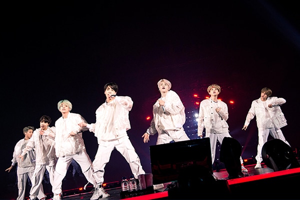 dTVではBTS関連19タイトルを順次配信中。歴史を刻んだライブや