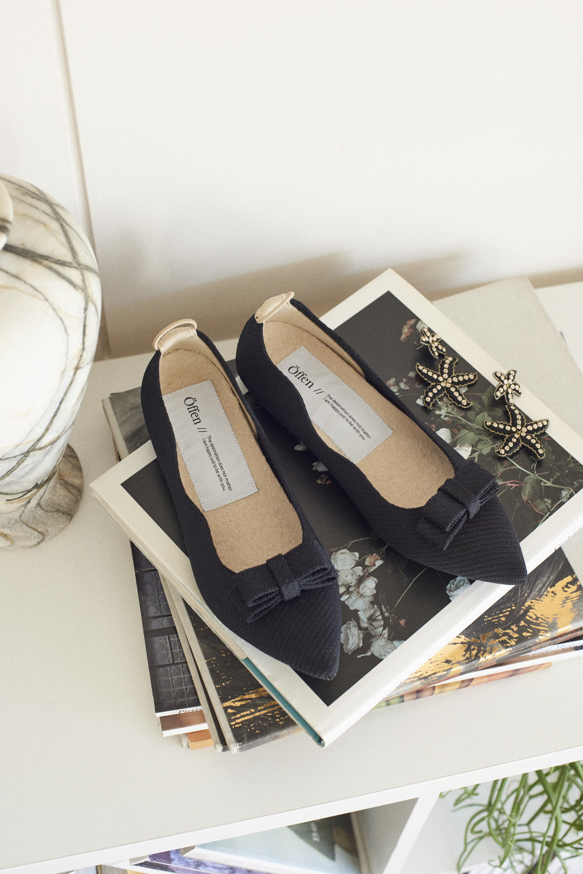 リボン付きブラックフラットシューズ offen 4th collection | Öffen