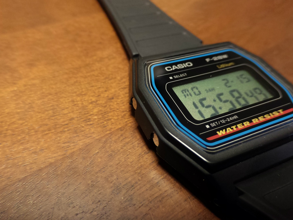 腕時計] 相場高騰2万円で話題のCASIO F-28Wは確かに魅力的な時計ですが