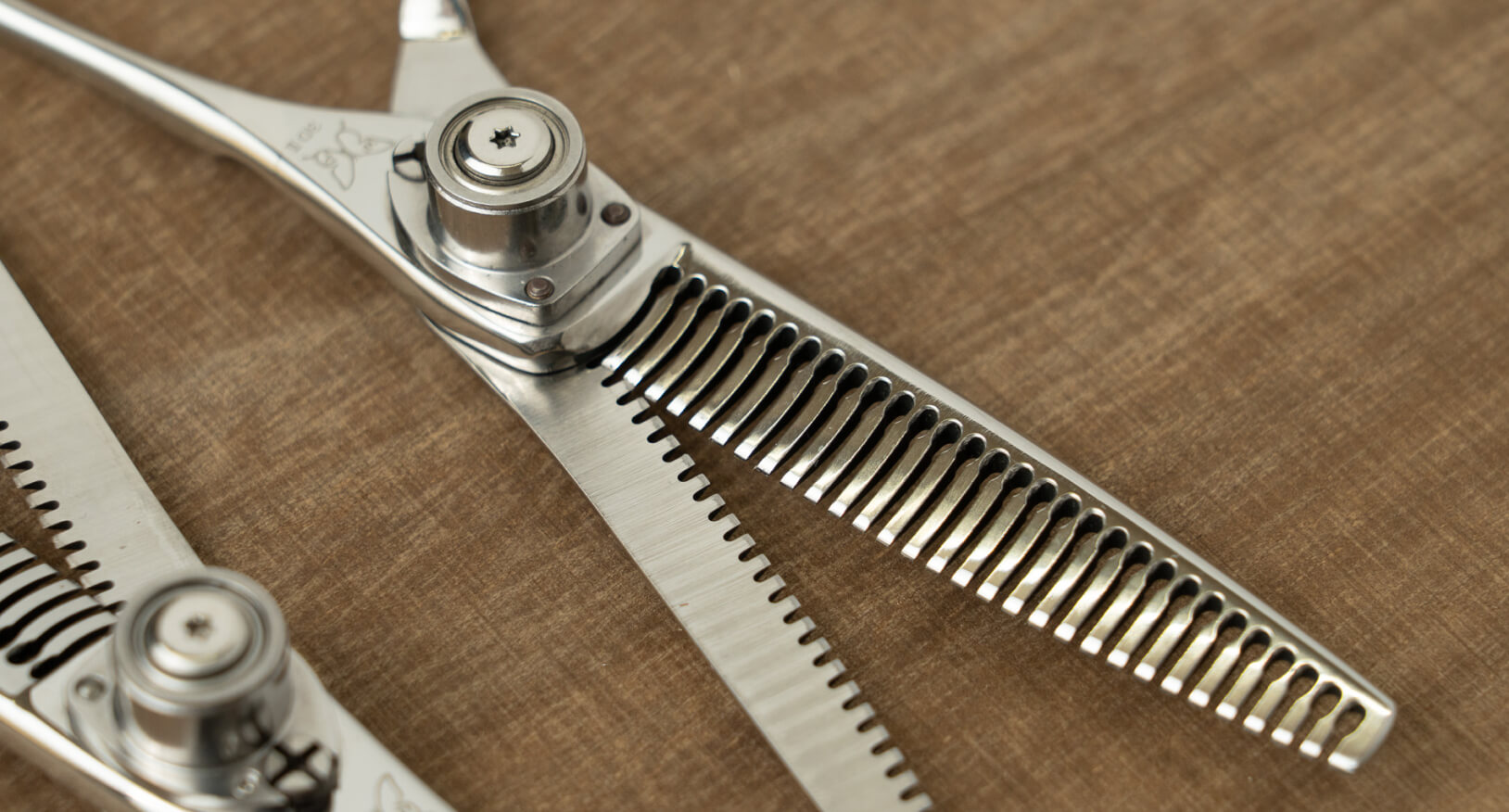 超密波刃WavePowerについて | 理美容ハサミ 岡宮刃物技研｜異次元の長