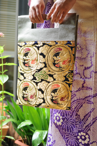 西陣織 正絹 金襴 紺地散雲鏡裏丸龍 二つ折りクラッチバッグ - 京都