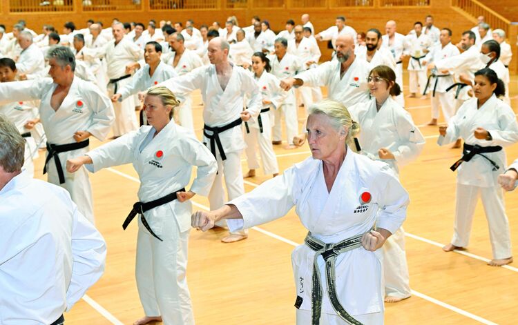 近代空手の父をたたえ200人が「千本突き」 故船越義珍氏が本土に普及し