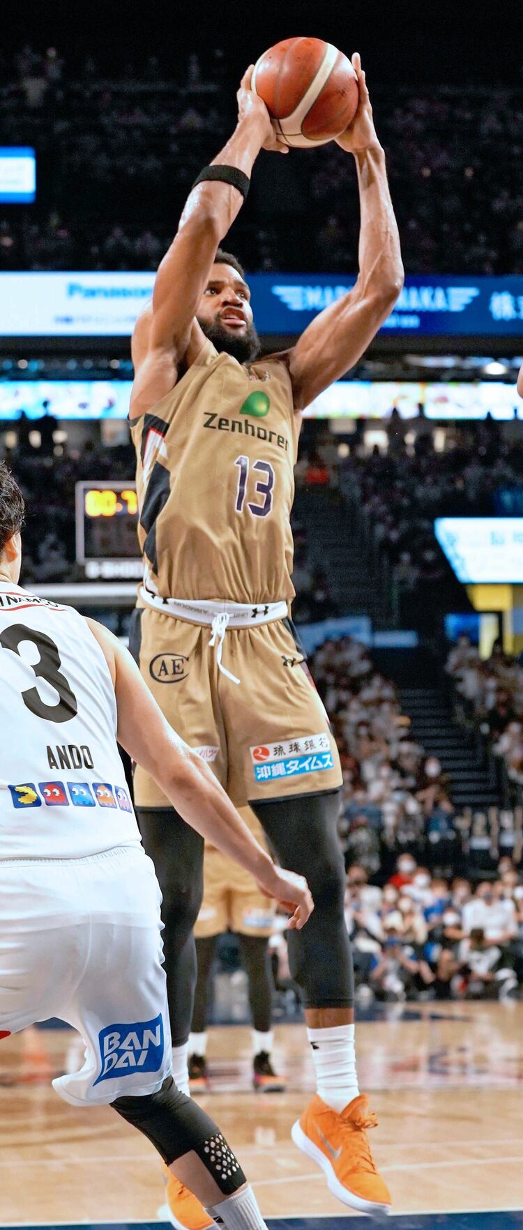 残り0.6秒 キングスが劇的な勝利 エバンスが殊勲のシュート 試合終了の