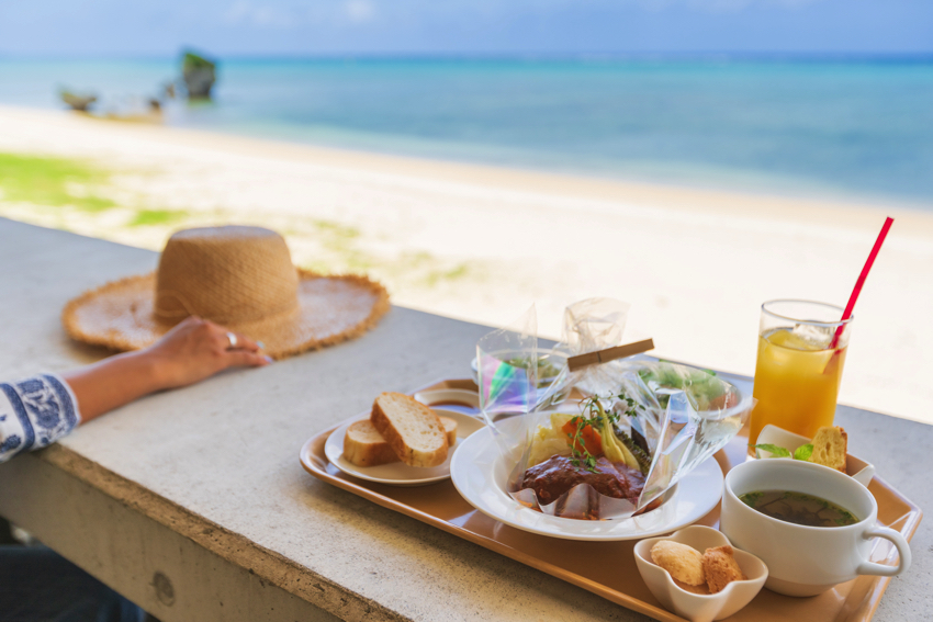 全席オーシャンビュー！今帰仁にある今泊ビーチを満喫できるカフェへ