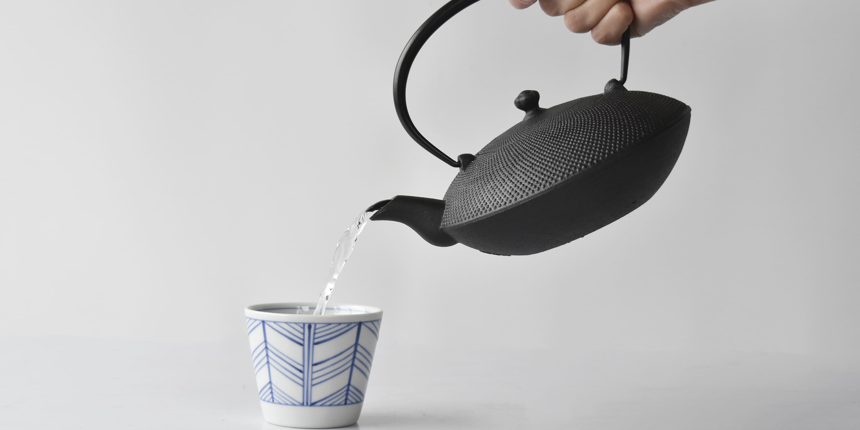 鉄瓶 平形つぶアラレ 0.9L| 南部鉄器の老舗 及源鋳造 OIGEN 公式