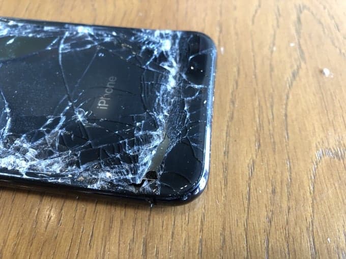 iPhone 画面割れ】友達のiPhoneXSが盛大に割れたので修理するまで