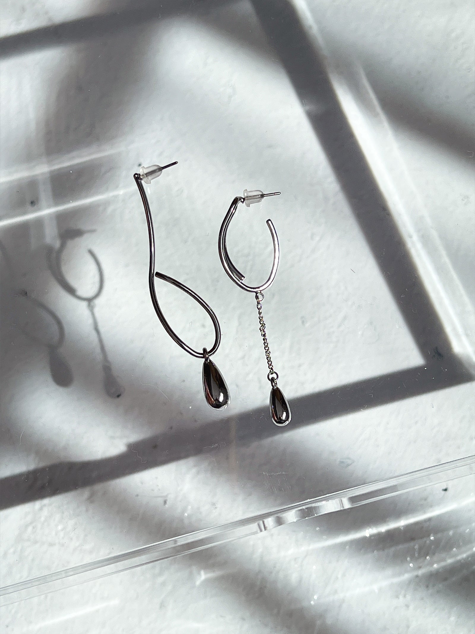 GOLDY/ゴールディ】ツイストライン×ドロップアシンメトリーピアス