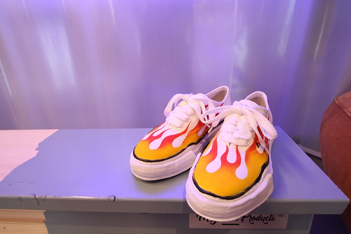 ミハラヤスヒロの友人？ “靴紐結べな君”プロデュースのスニーカー