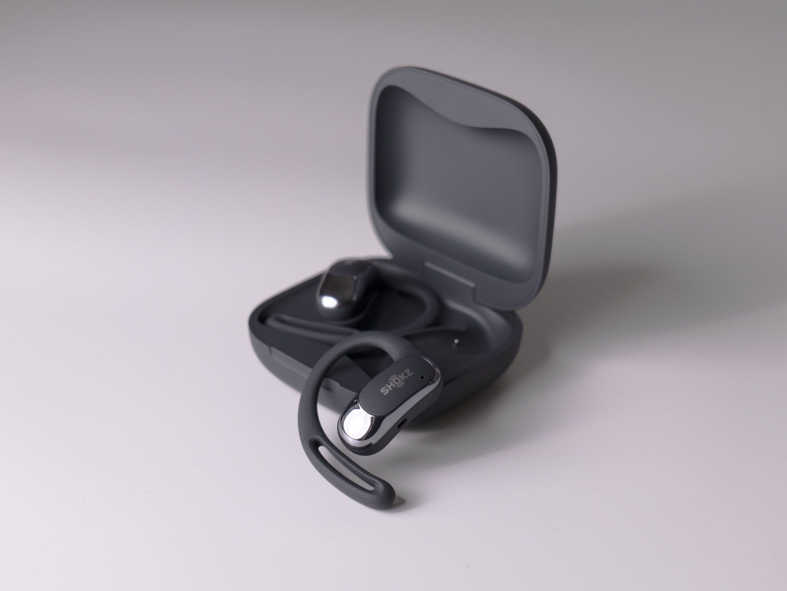 Shokz OpenFit Airをレビュー！OpenFitとの違いや、装着感・音質はどう