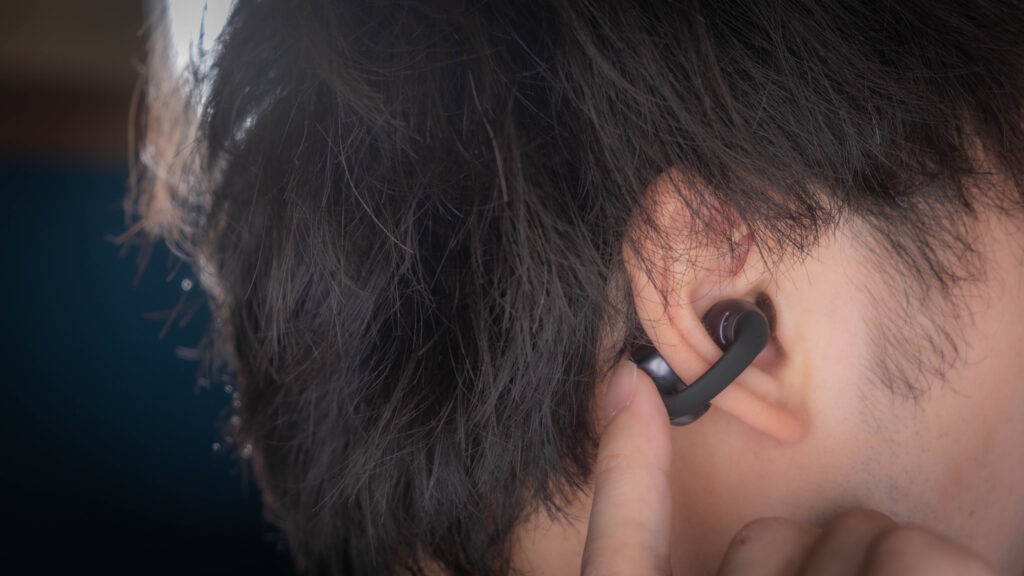 イヤーカフ型で驚くほどクリアな音質！「Shokz OpenDots ONE」を使って