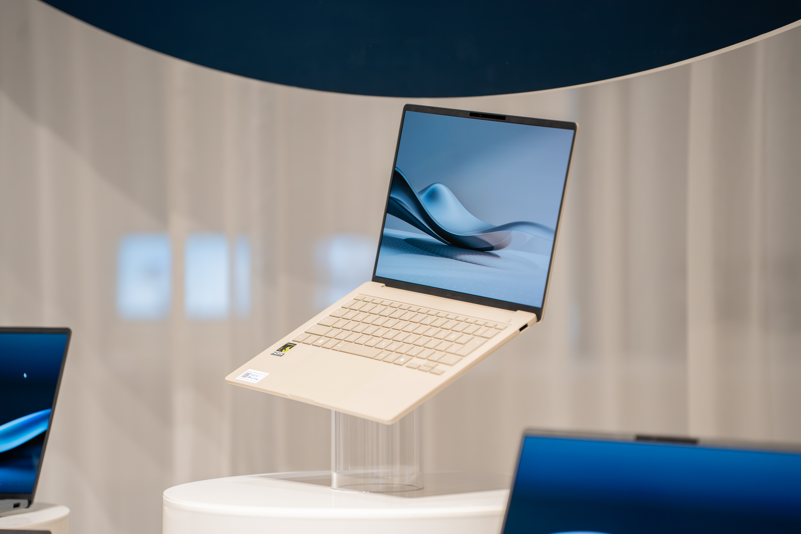 ついに出た！ASUSが一般ユーザー向けのSnapdragon搭載WindowsノートPC