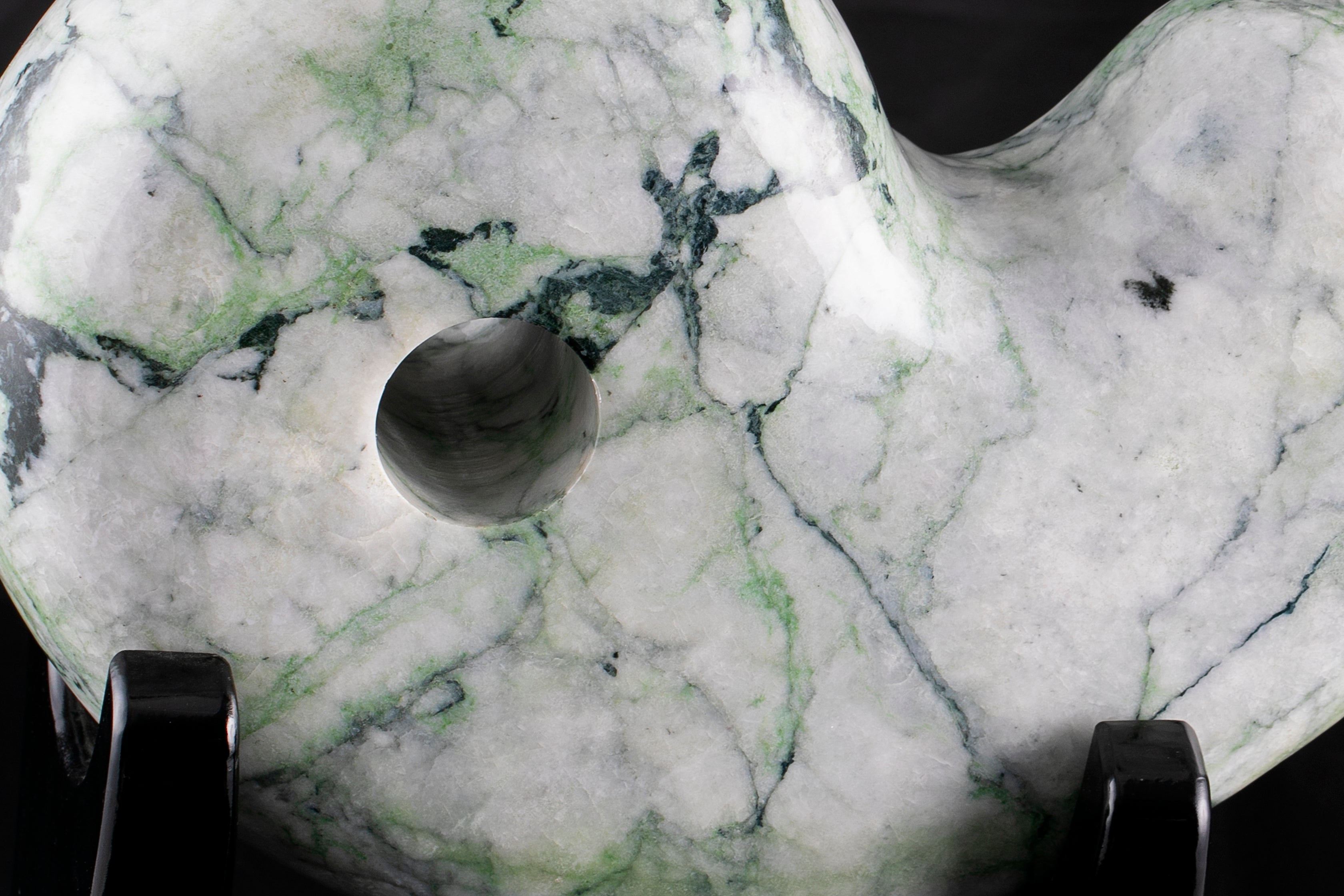 最強のまがたま見参】プレミアム・糸魚川翡翠 勾玉/23.85kg