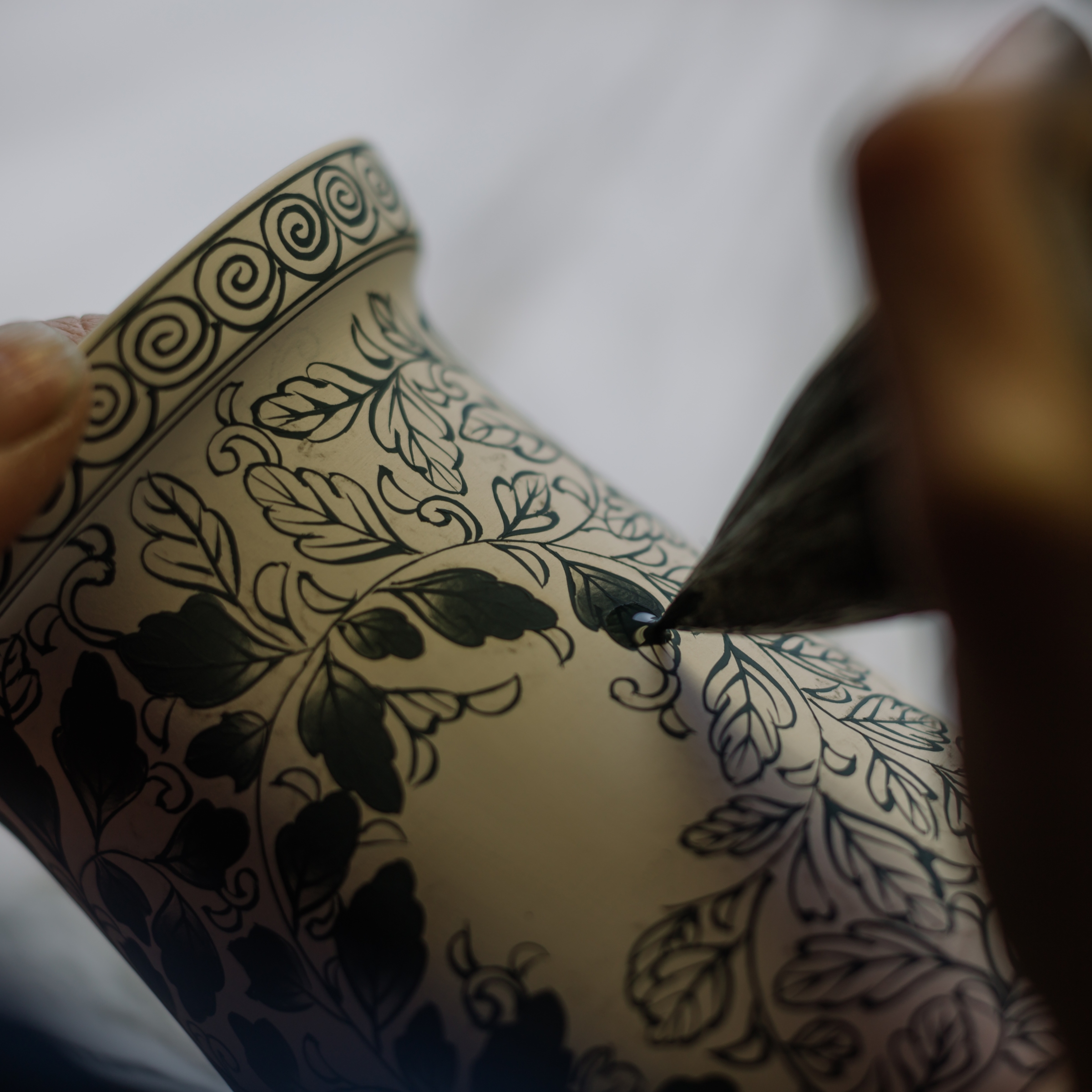 染錦唐草文】傘型香炉|有田焼の老舗-香蘭社オンラインショップ