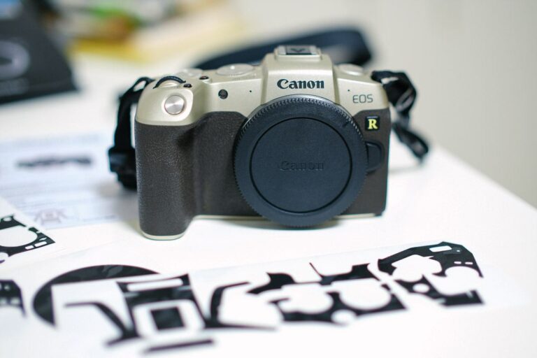 CANON EOS RP Goldのボディに保護レザーフィルムを貼ってブラックに