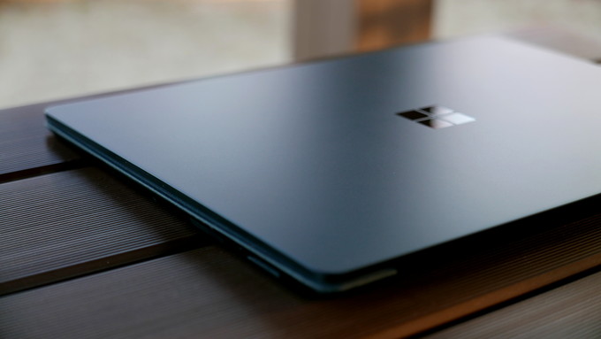 Surface Laptop 2 の新色「ブラック」がカッコイイ！ たくさん写真を
