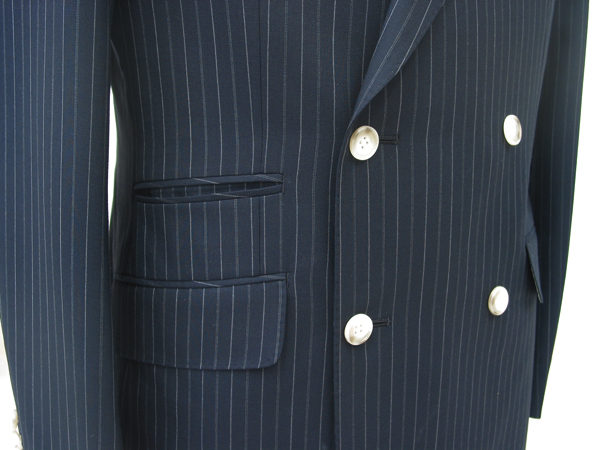 ネイビーにストライプ｜かっちりめなブリティッシュ・ダブル6釦2掛
