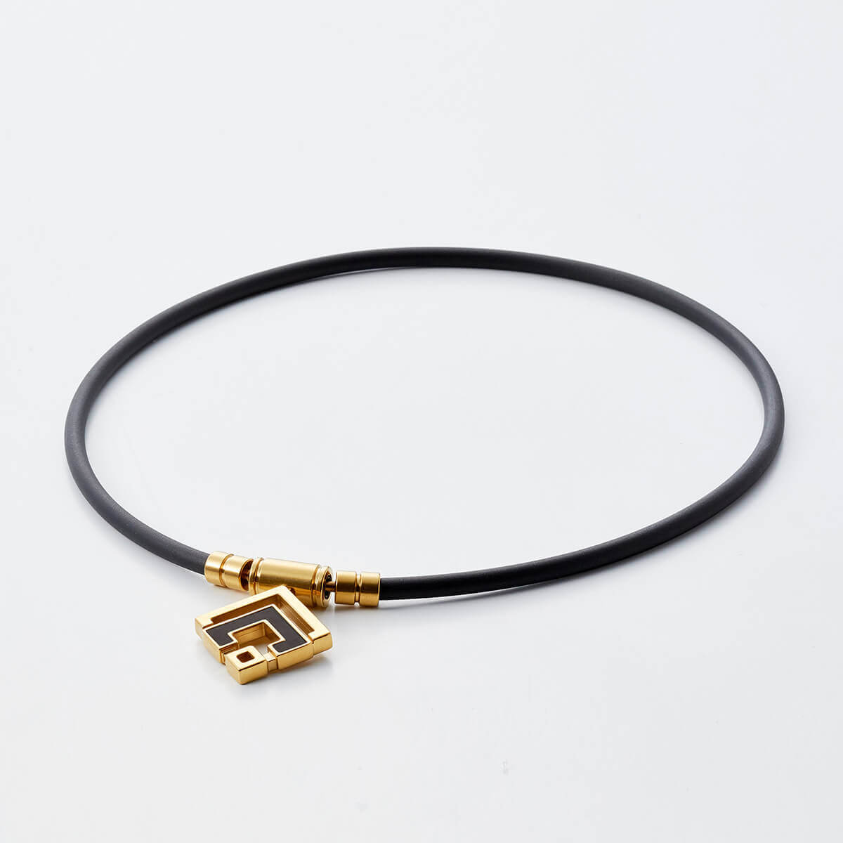 ARK52コランテッド 幾何学的デザイン ネックレス ブラック ゴールド