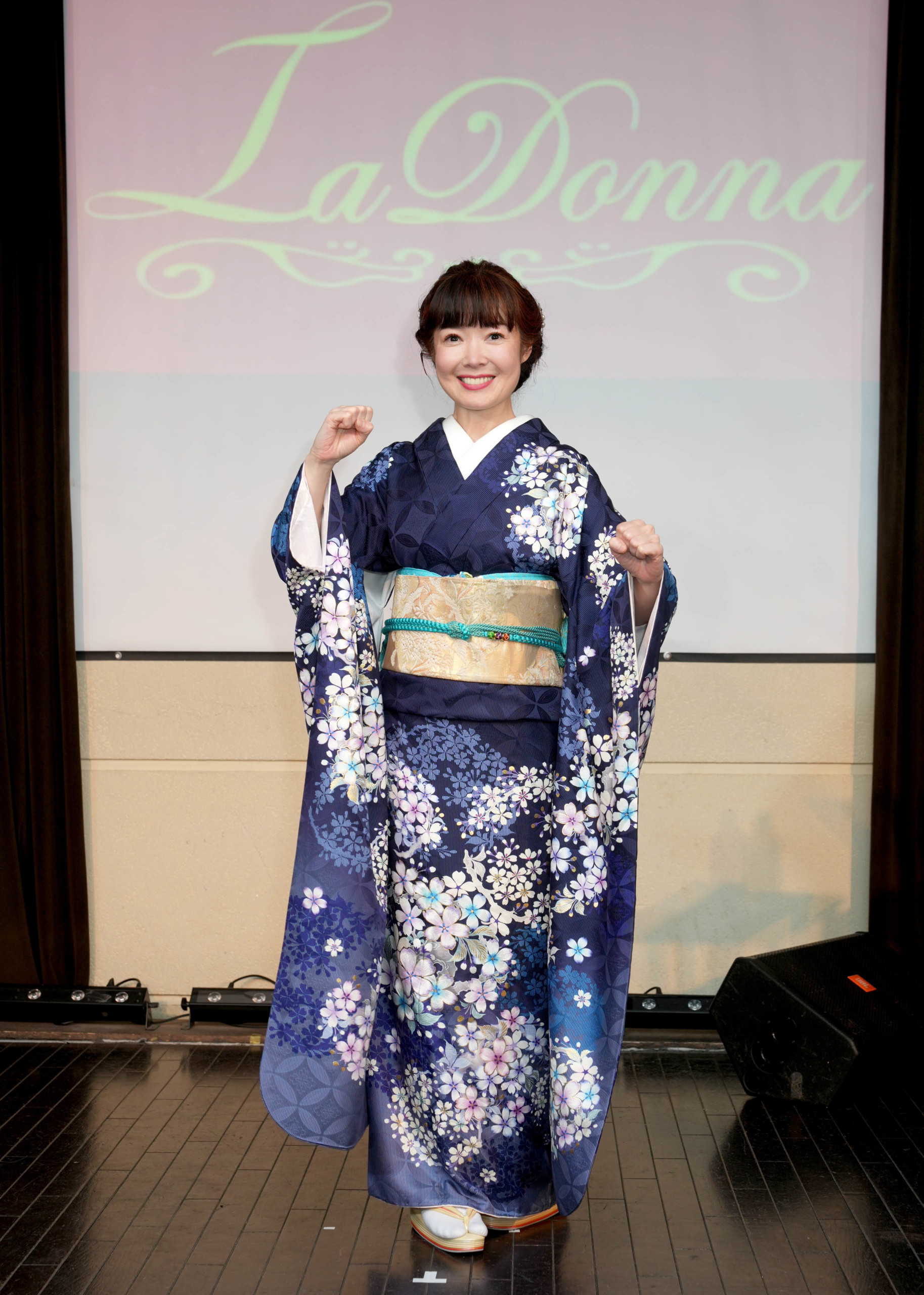 田川寿美が昭和100年をテーマに熱唱ライブ。ギターの弾き語りも披露し