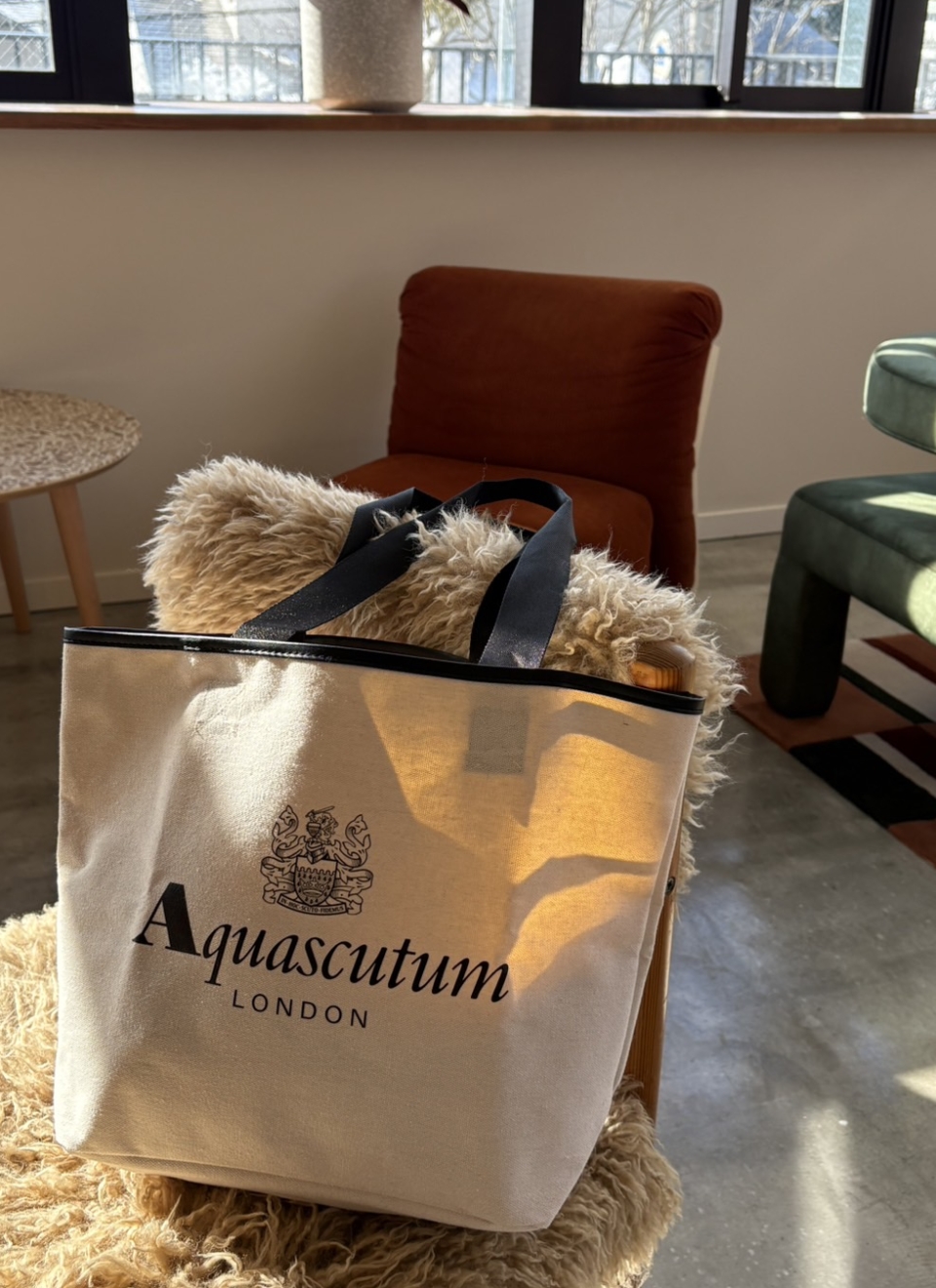 春のメインバッグに最適♡英国の老舗ブランド、アクアスキュータムとの