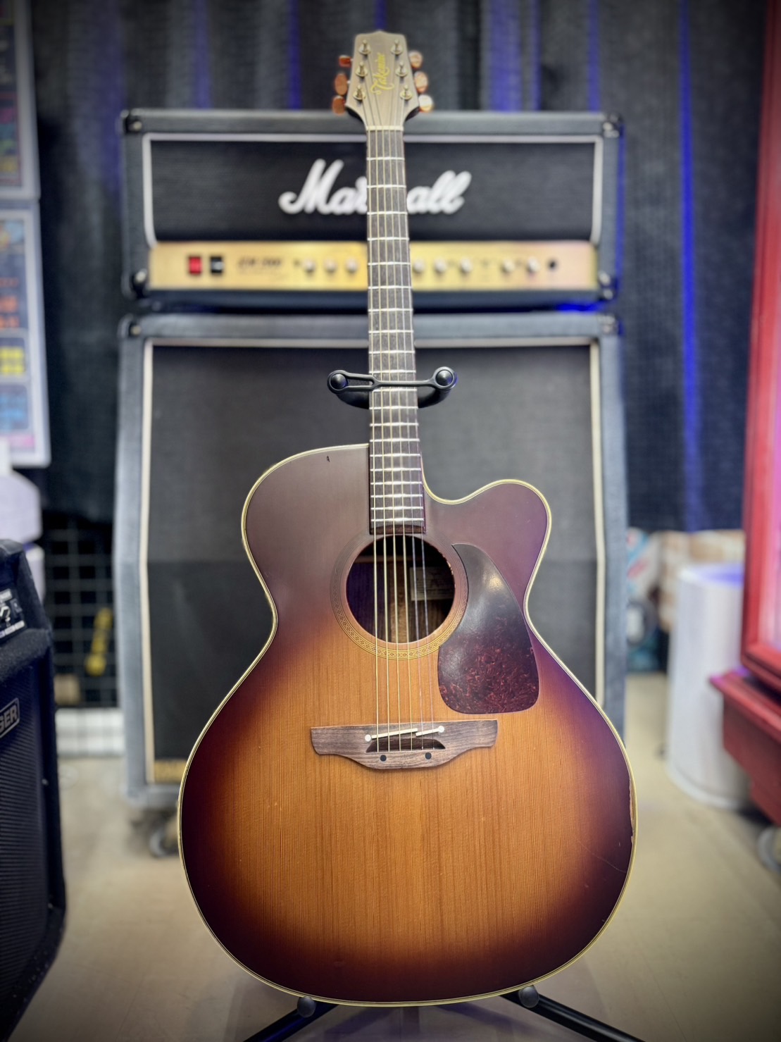 ＜楽器コーナー入荷情報＞希少な「赤プリ」タカミネ入荷🎸✨ | おた