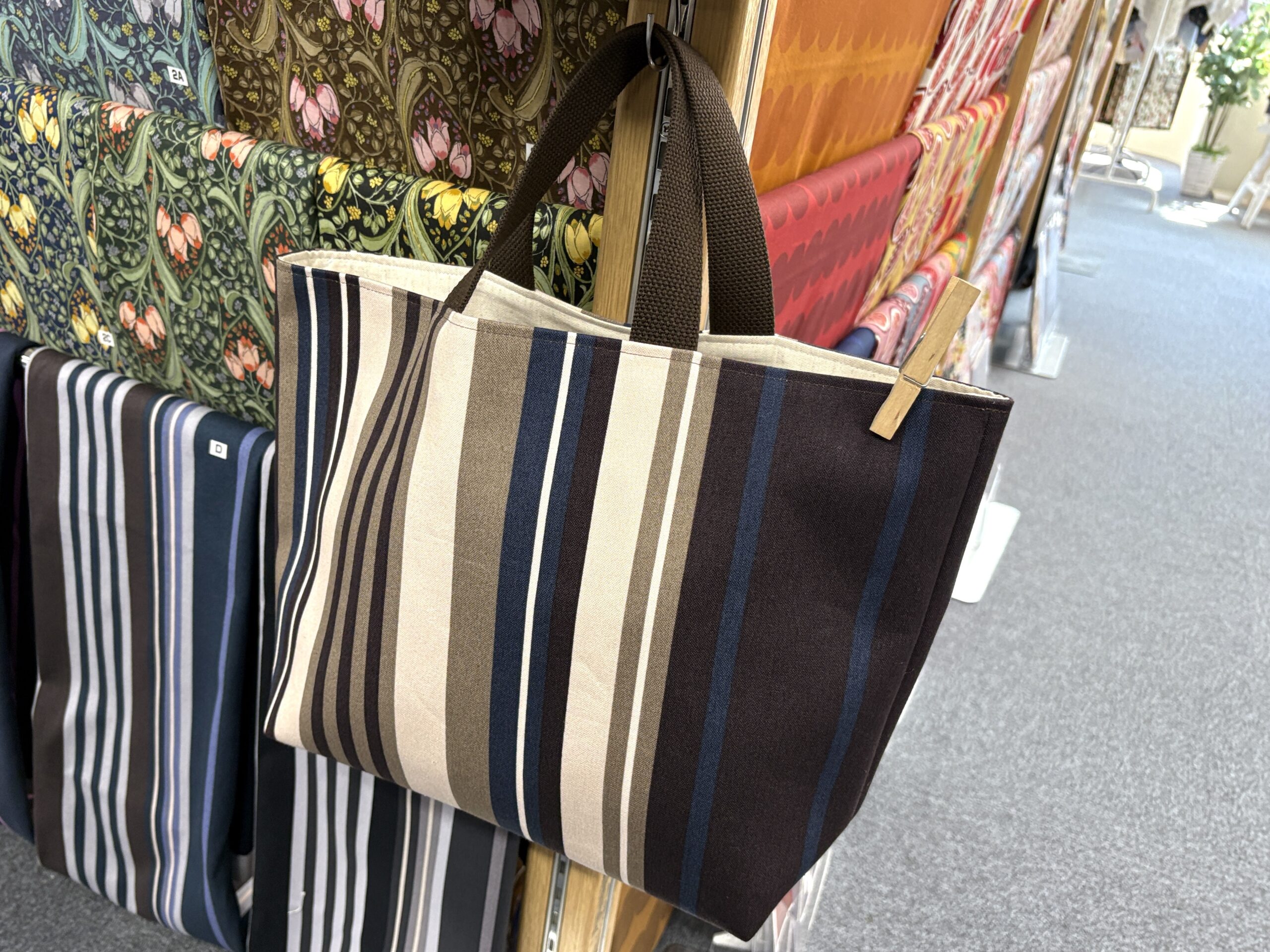 バッグづくりにおすすめ！マルチカラーの11号帆布プリント「ストライプ