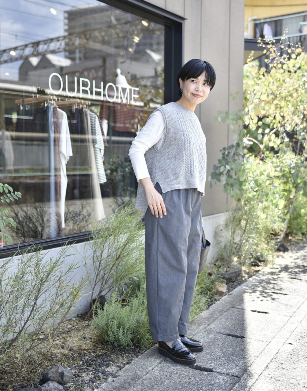 ゆったりシルエットのコクーンパンツ – OURHOME