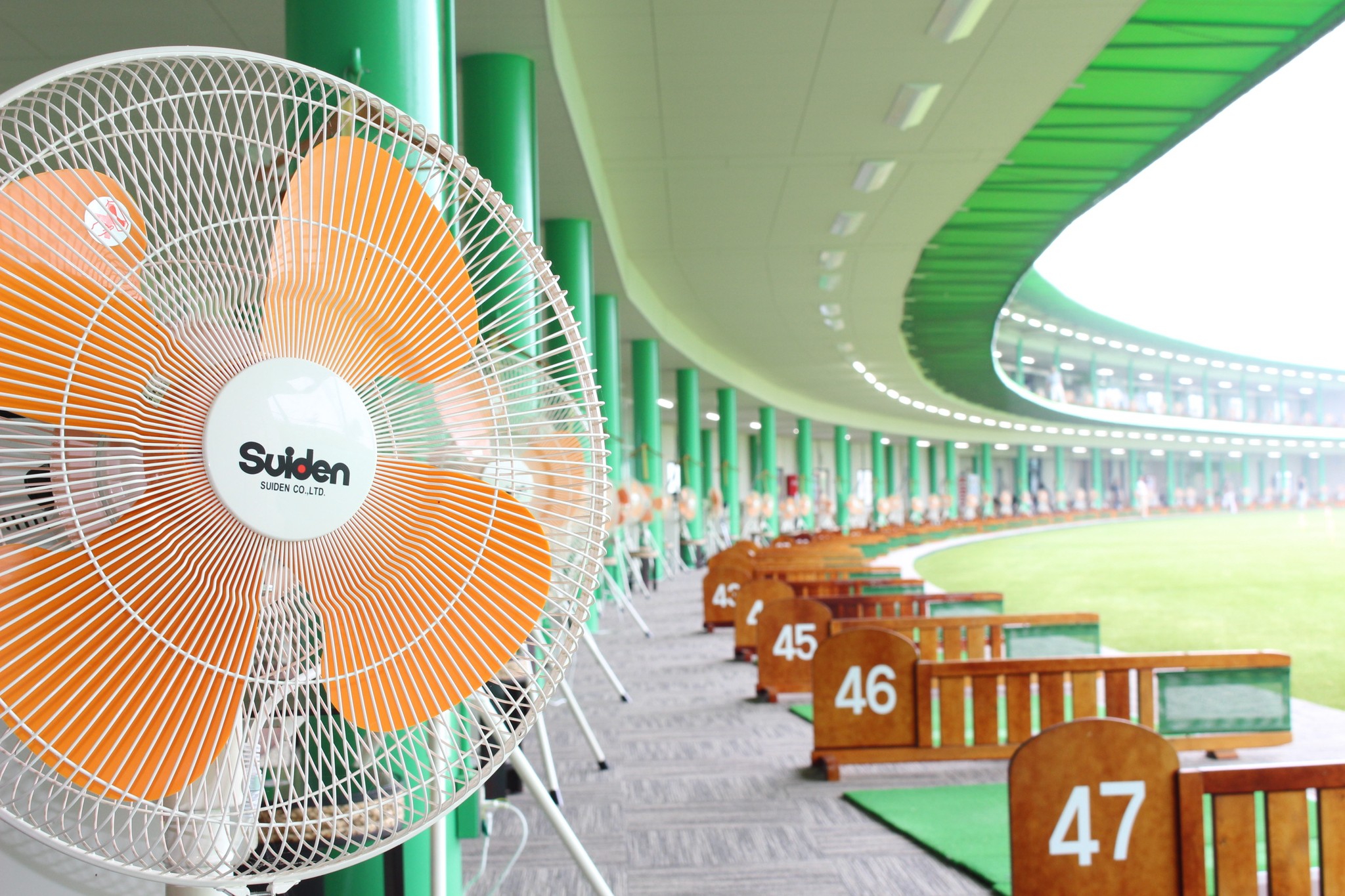 ゲームセンターでオレンジ色の羽根がついた扇風機が置かれる理由