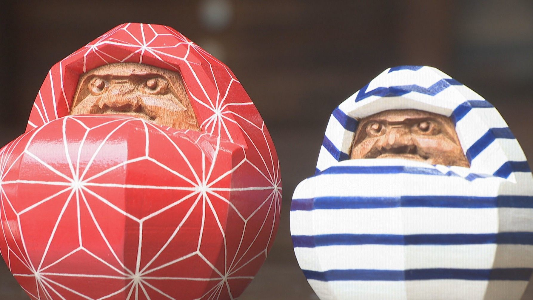 表情と柄のギャップが魅力 讃岐一刀彫の「POPだるま」が2年待ちの人気