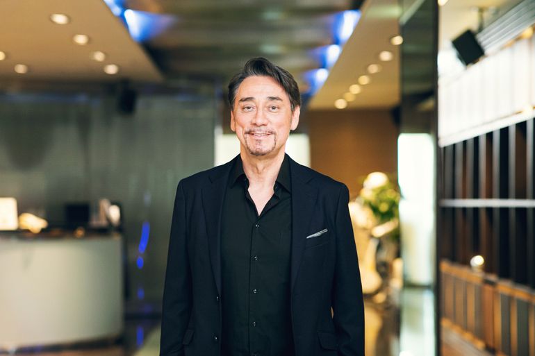 ラジオからハピネスを届けたい」クリス・ペプラーさん、J-WAVE新番組の