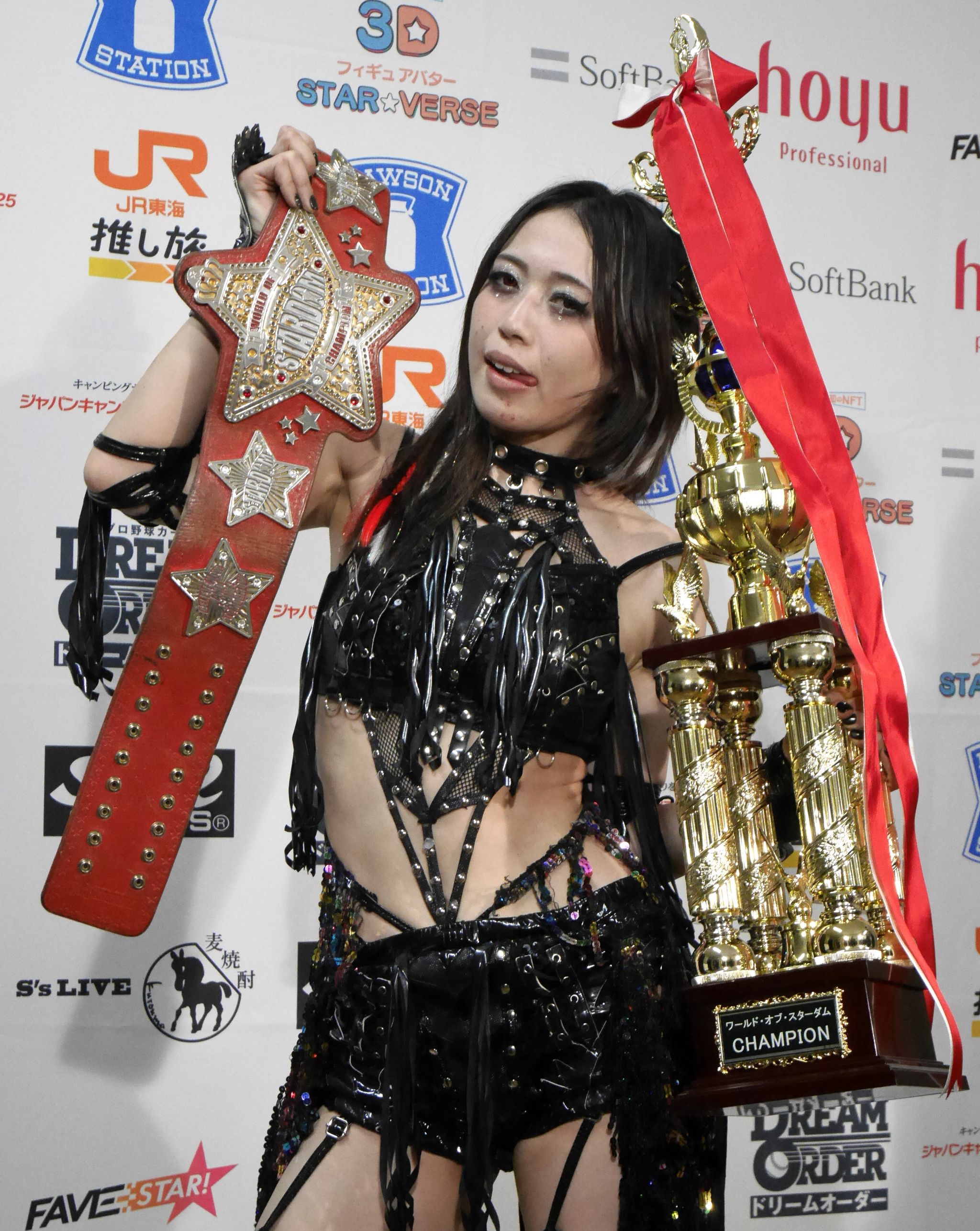 上谷沙弥 圧巻のだまし討ち！新ワールド王者に「黒い翼を自由に広げる