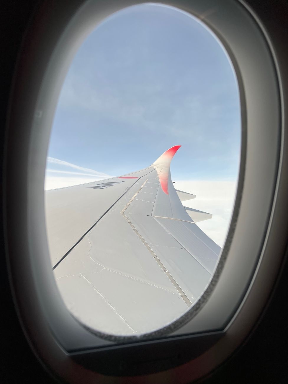 もう上げ下げ不要…指先ワンタッチで窓ガラスが暗くなる！ 飛行機で導入