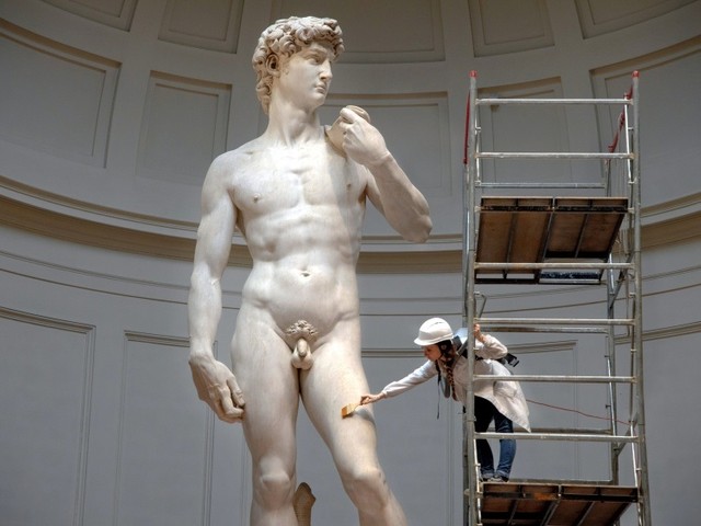 美の巨人・ダビデ像と向き合う保存修復士 レプリカは放火被害も、敵は