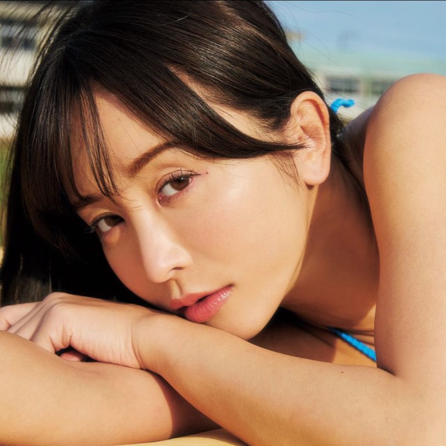 同人グラビアの女神”いくみ フェチ感あふれる大胆ショット！生配信で