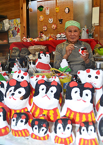 創業100年、不器用でも温かい犬の張り子だるま、60種 | 「犬や猫