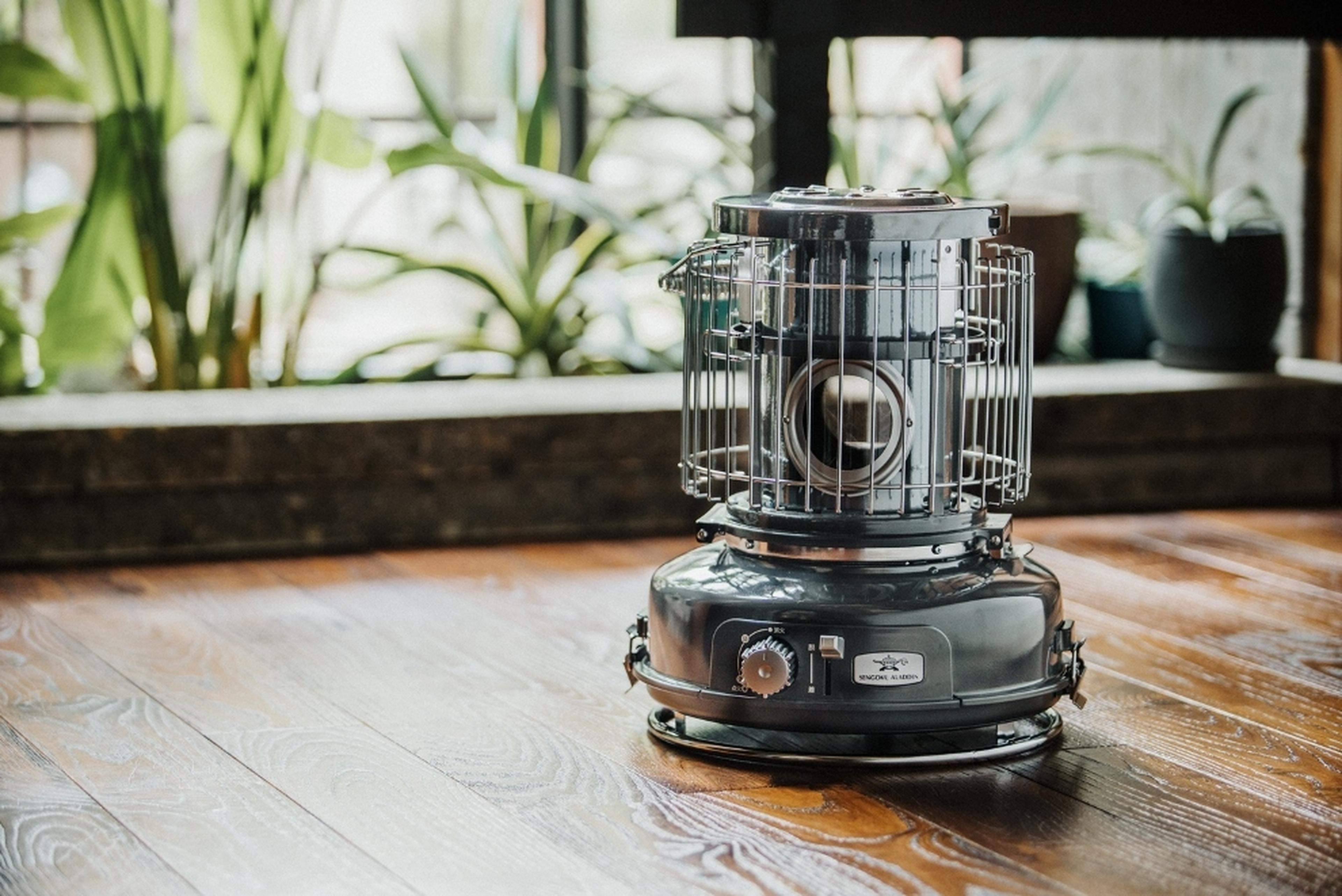 シックなグロスグレーは冬キャンプの主役！アラジンポータブルガス