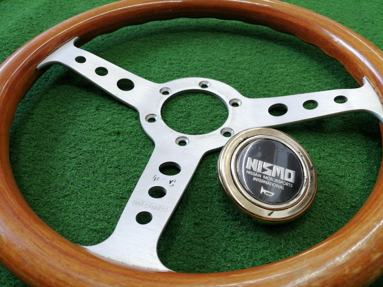 momo ウッドステアリングホイール 3本スポークパイ32