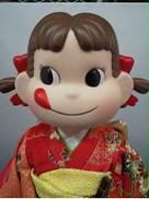 不二家|ペコちゃん誕生50周年記念 晴れ着ペコちゃん 茜の晴れ着