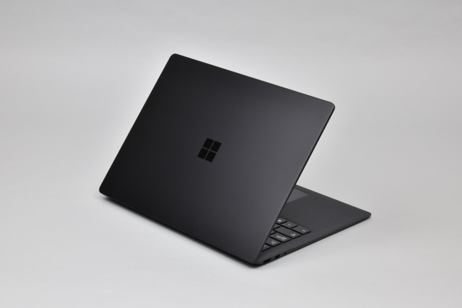 マイクロソフト『Surface Laptop 2』レビュー ブラックカラーの存在感