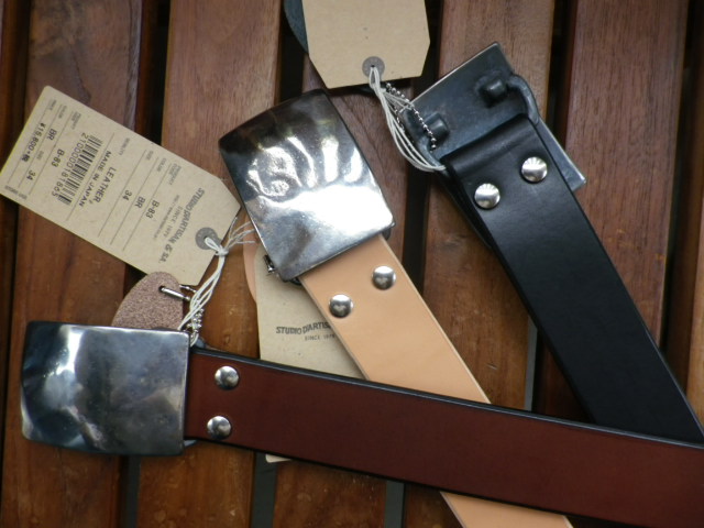 ダルチザン・マニアが喜ぶ平打ちバックルのベンズレザー刻印入りベルト