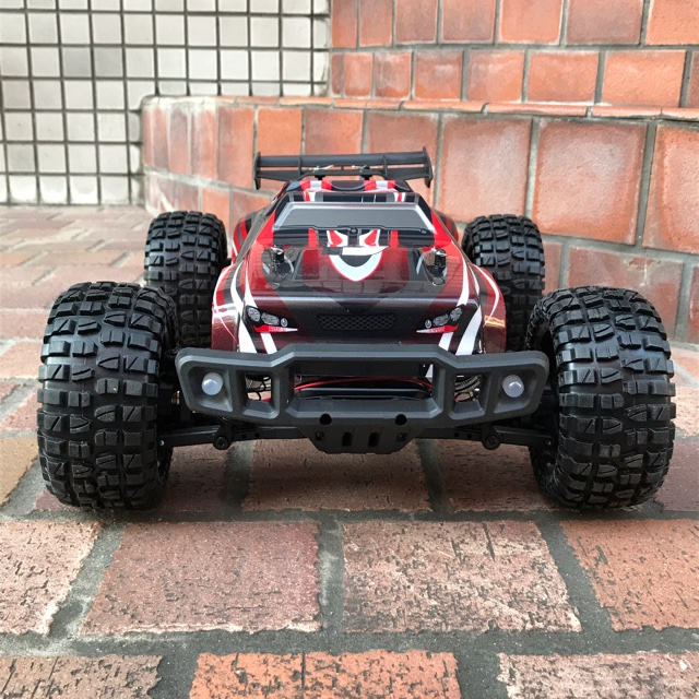 ちょっと大き目なボディのDEERC 9206Eで悪路を爆走する快感を味わおう