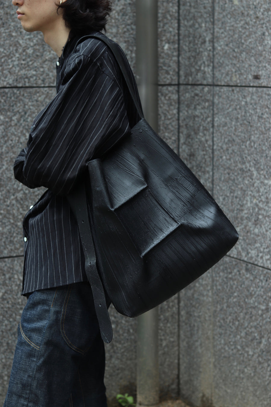 カガリユウスケ(KAGARI YUSUKE)の黒壁ウォールスクエアショルダー