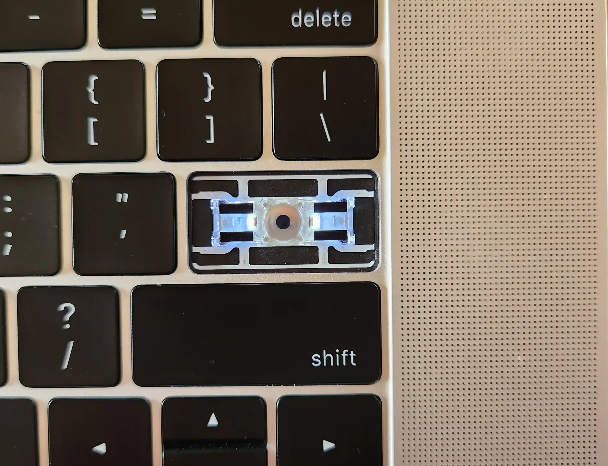 MacBookバタフライキーボードの不具合、こうしてみた！【修理は自分で？】