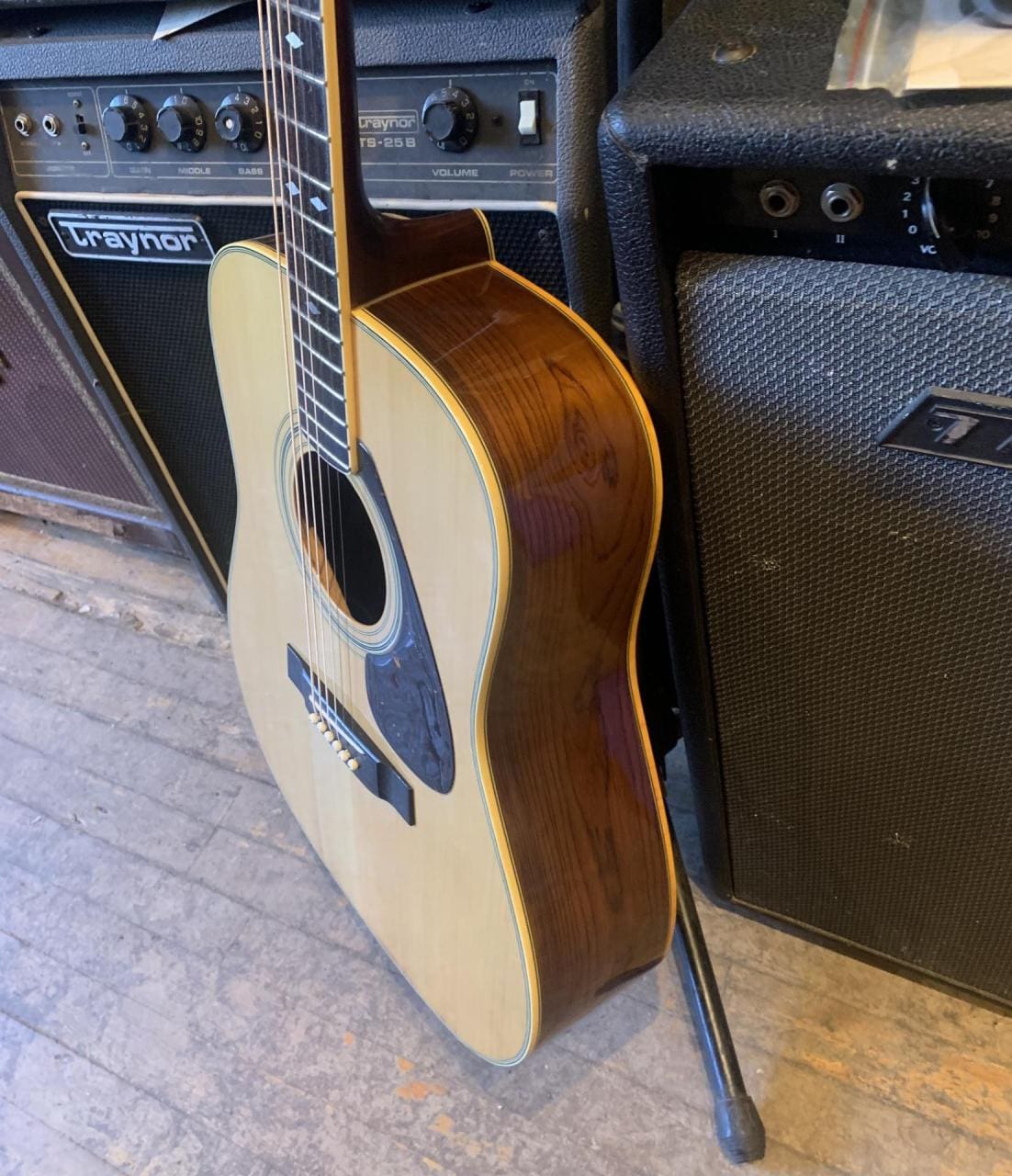 Yamaha FG-401 - Paul's Boutique