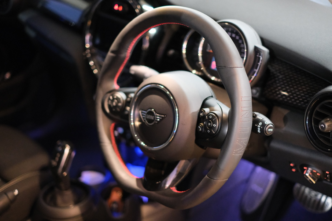 F55 CooperSにmonレザーステアリング取り付けました | MINI GARAGE PARADOX