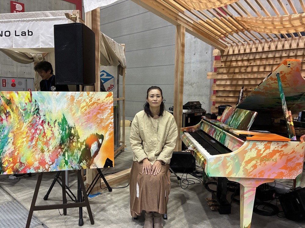 パラリンアートデザインのラッピングピアノのミニ演奏会イベントが開催