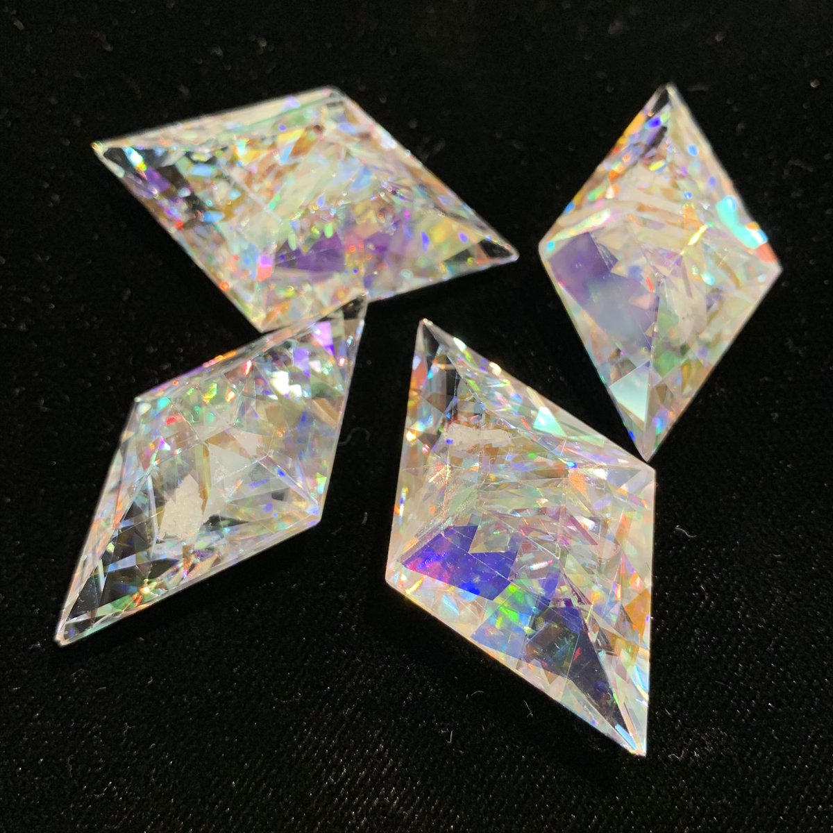 虹の結晶 ムーンボウ(月虹) ひし形 ひし形の虹の結晶に月の光(蓄光)を